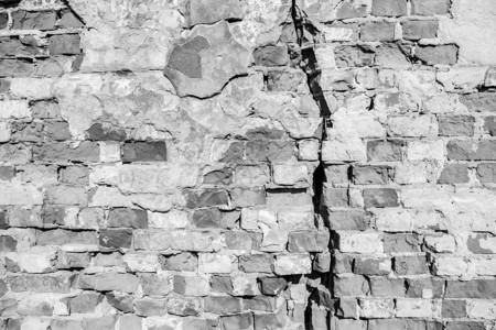 旧砖墙上的大裂缝背景背景图片