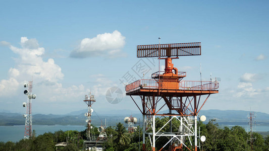 蓝天背景下的雷达通讯塔平面图片