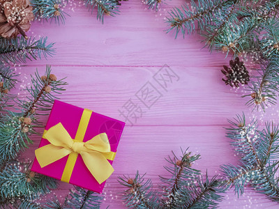 圣诞树枝礼品盒和粉图片