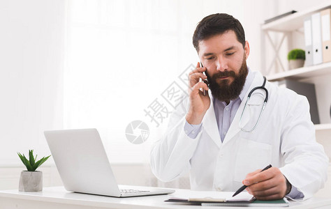 医生在电话上与病人交谈图片