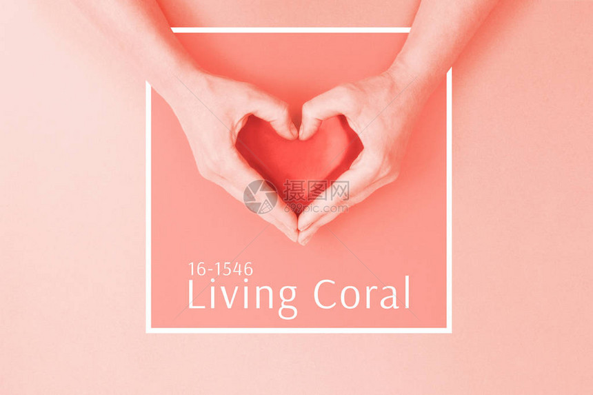 女用活珊瑚的颜色亲手抚摸心脏20图片