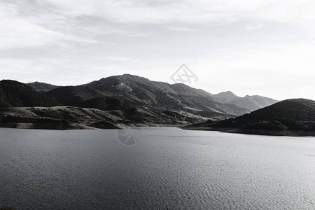 西班牙美丽的景观Cantabrian山与人工湖图片