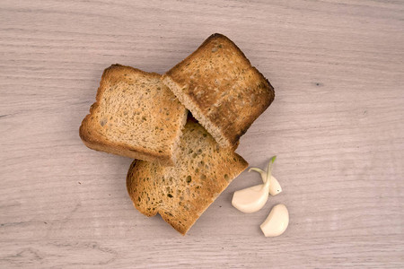 烤面包切片有食欲脆皮地壳和木板图片