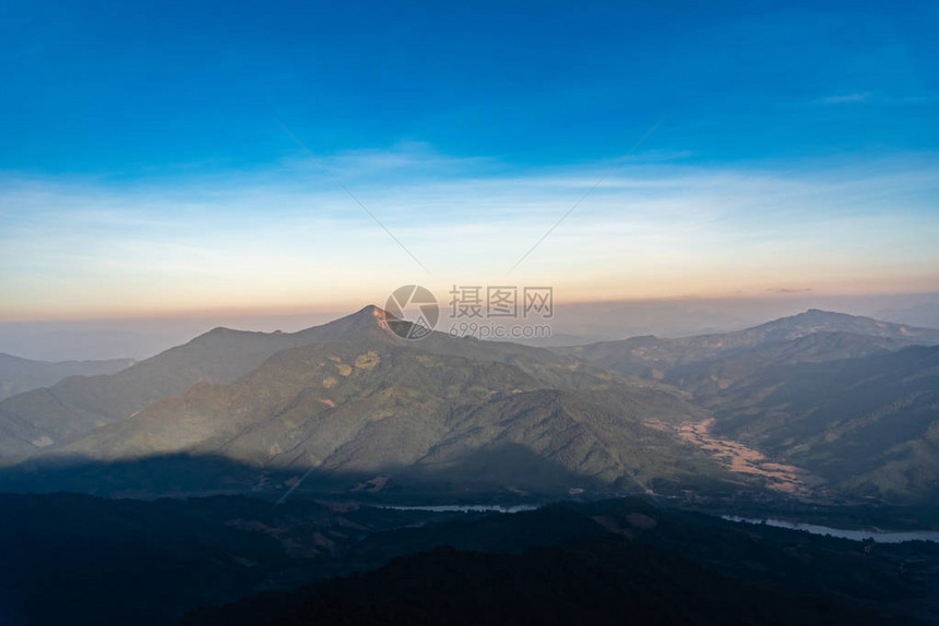 夕阳下的山与蓝天图片