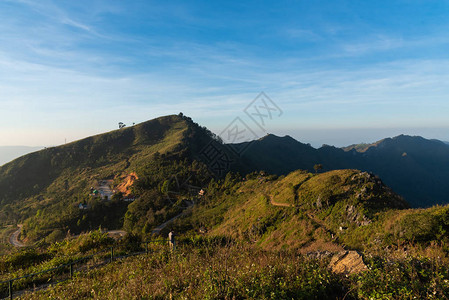 夕阳下的山与蓝天图片