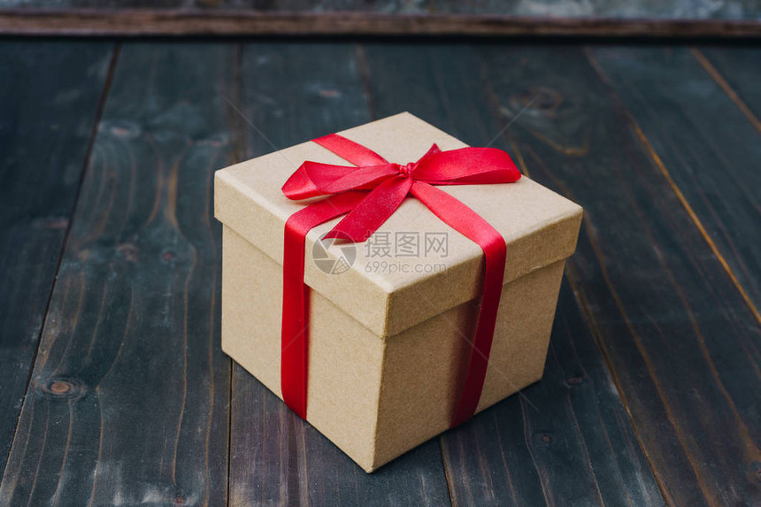 木桌背景上的棕色礼品盒图片