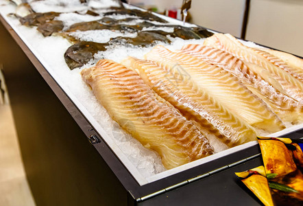 鱼店柜台冰上的鱼片鳕鱼图片