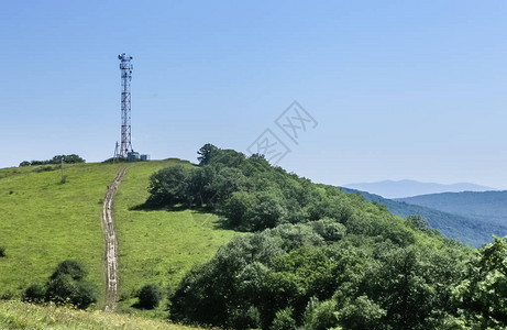 山顶上的通讯塔配有各种天线微波和卫星天线俄罗斯克拉斯诺达尔图片