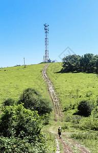山顶上的通讯塔配有各种天线微波和卫星天线图片