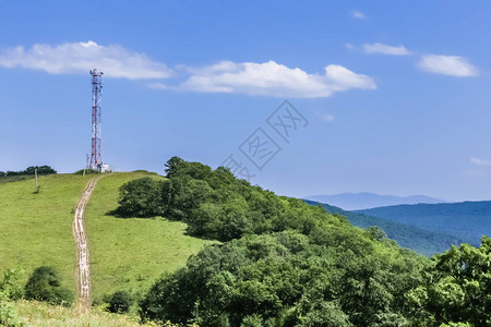 山顶上的通讯塔配有各种天线微波和卫星天线俄罗斯克拉斯诺达尔图片