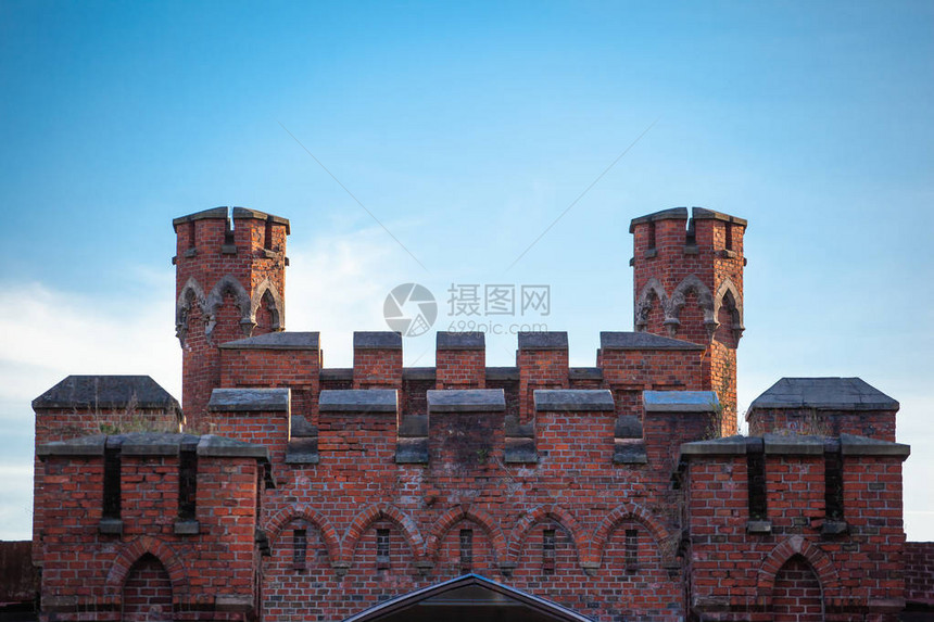 古中世纪红砖城堡的塔楼保护良好图片