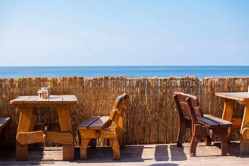 海边的木制餐桌图片