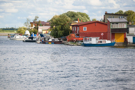 河岸多彩滑道和小渔船的多色图片