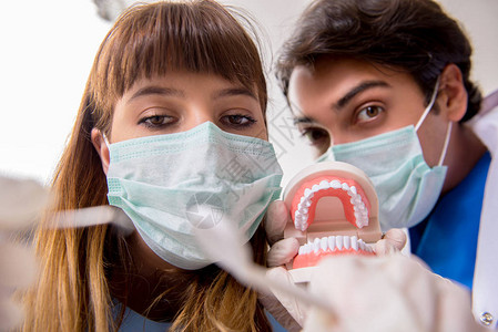 牙医治疗牙齿的概念图片