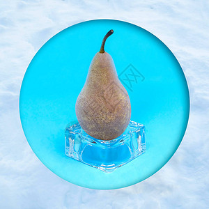 冰雪框中的冰块上的冻梨子图片