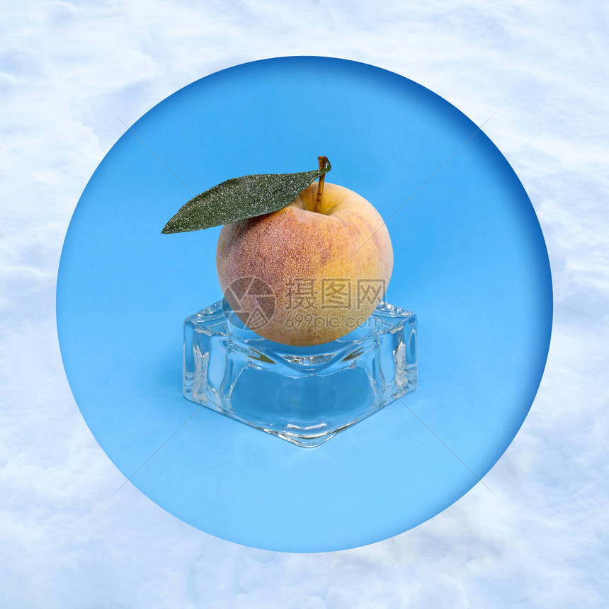 冰雪框中的冰块上的冻苹果图片