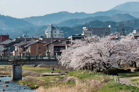 中桥Ryokochi公园在内的宫川河与Enakogawa河之间的地区背景