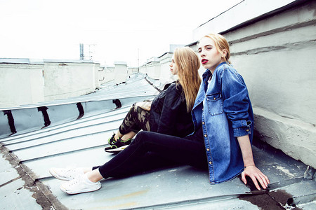 两个很酷的金发女孩朋友在屋顶自拍图片