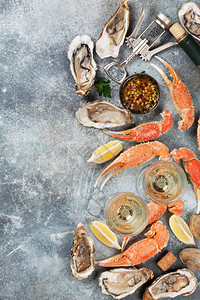 海食牡蛎龙虾蛤和白葡萄酒图片