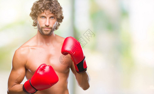 英俊的西班牙裔拳击手戴着拳击手套图片