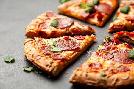披萨配意大利腊肠和香肠馅料图片