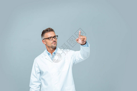 穿着白大衣的英俊科学家在空气中触摸一些东西孤立在白色人背景图片