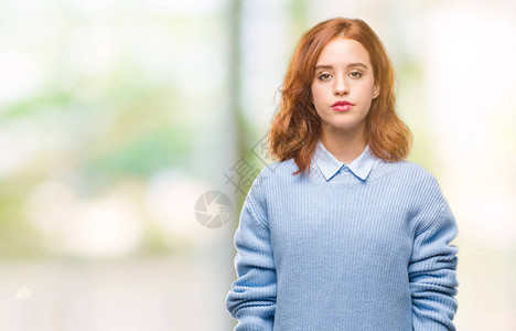 身处孤立背景的年轻美女穿着冬季毛衣图片