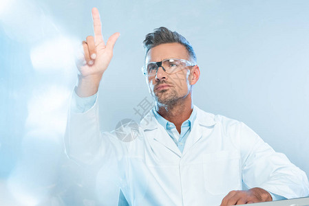 戴防护眼镜的英俊科学家触摸白色人工智能概念图片