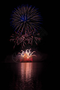 金红蓝星和来自布诺大坝上富饶烟火的喷泉图片