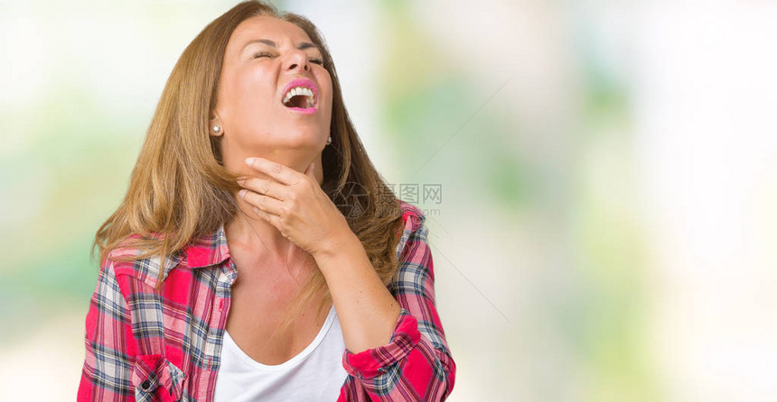 美丽的中年妇女穿着孤立的背景触摸疼痛的脖子喉咙痛流感图片