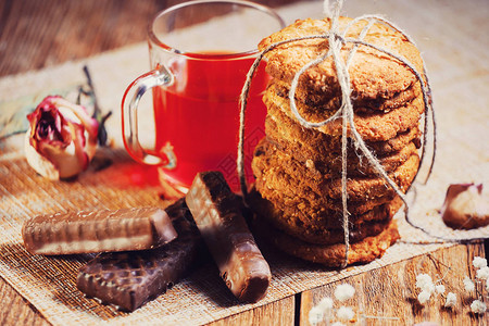 燕麦饼干红茶和木本底巧克力棒图片