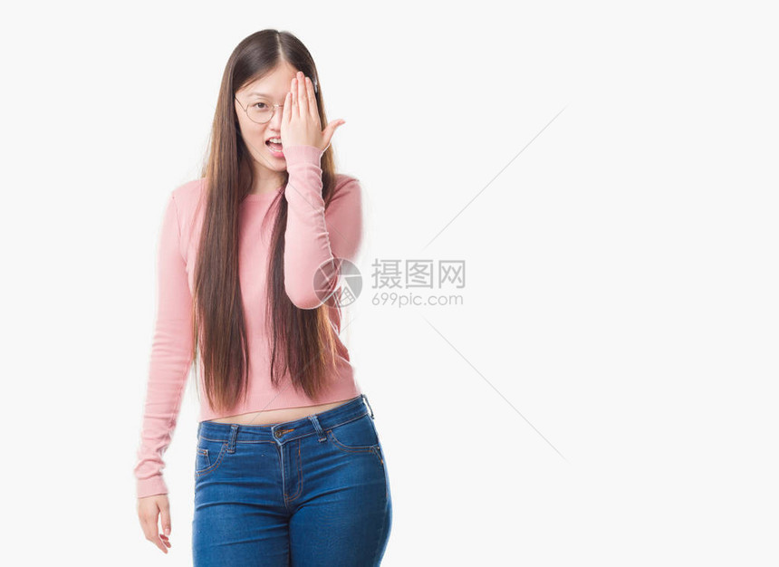 身处偏僻背景的年轻女子戴眼镜图片