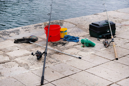 海滨水泥码头的渔具用棍图片
