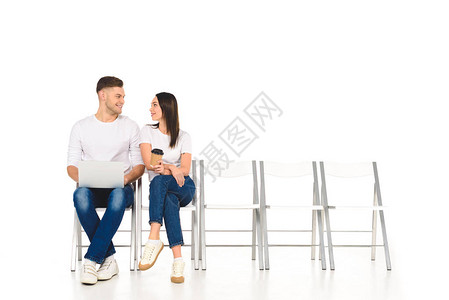 女孩坐着咖啡与白人的英俊男子调情却图片