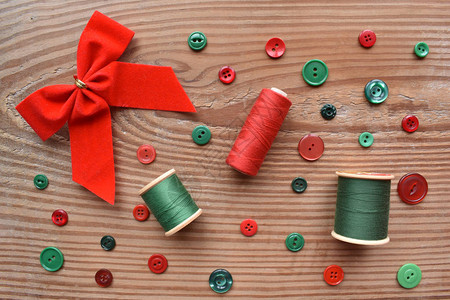 圣诞蝴蝶结线和缝纫纽扣图片