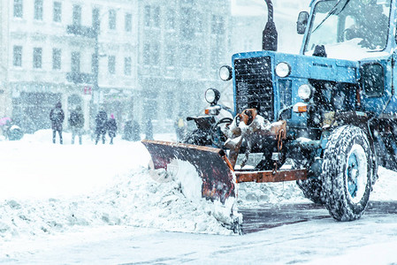 关闭清扫街道的积雪概念Cnowplo图片