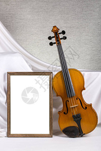 用小提琴在桌子上做模背景图片