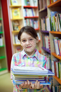 7岁女孩访问图书馆请访问InfoFin图片