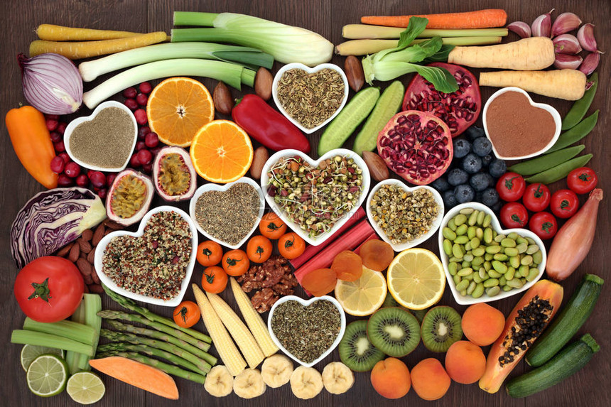 超级食品概念包括水果蔬菜和配有药草的沙拉图片