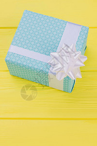 彩色背景的情人节礼物盒图片