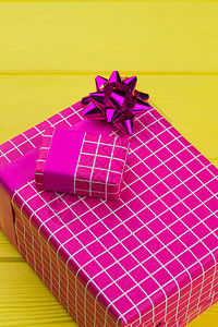 彩色背景的时尚礼品盒装在现代粉红色纸里的盒子图片