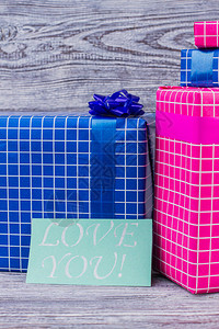 带有礼物盒的浪漫背景喜剧礼物盒和挂号卡片情人节背景图片