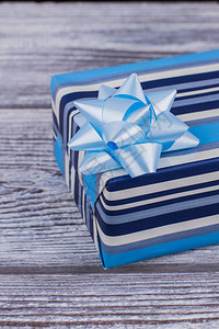 配蓝弓的礼物盒木本底的优雅礼物盒带图片