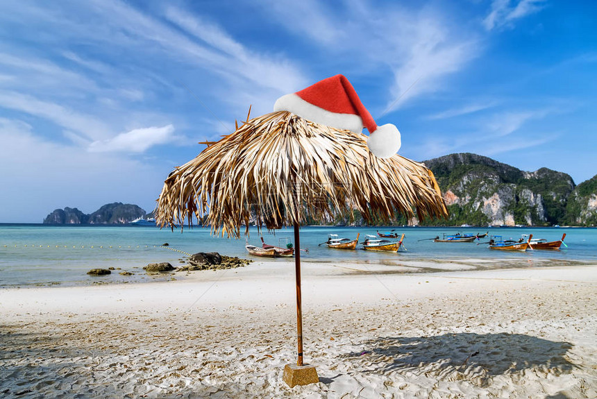 红圣诞帽在海岛滩热带圣诞节图片