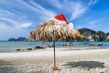 红圣诞帽在海岛滩热带圣诞节图片