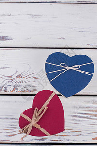 以木制背景的情人节礼物盒图片