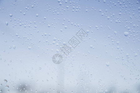在秋季或冬季设置的玻璃窗上的水滴纹理模糊的背景图片