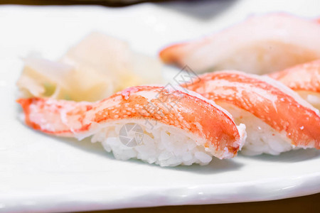 白盘上的蟹肉寿司图片