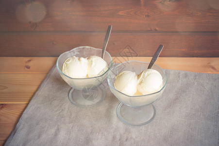 玻璃碗中的香草冰淇淋图片