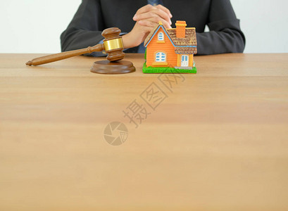 与法官惊堂木房子模型的商人律师购买出售图片